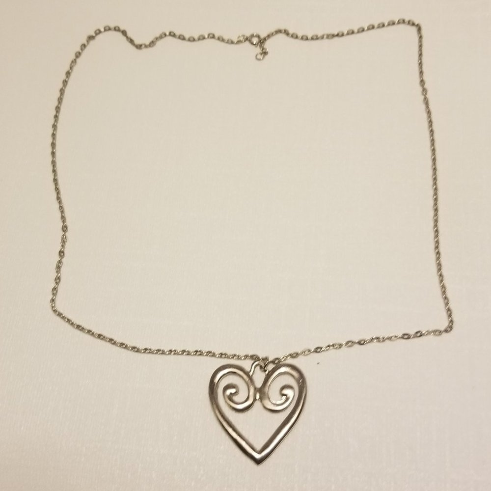 Quirky silvertone heart pendant necklace - Picture 3 of 7